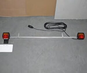 Traverse lumineuse avec feu de plaque et câble 7,5m Knott 409087.001
