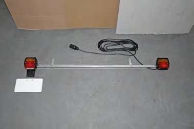 Traverse lumineuse avec feu de plaque et câble 7,5m Knott 409087.001