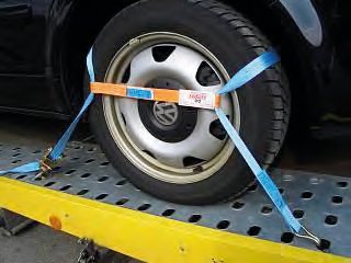 Carlashing 3-teilig bestehend aus: Ratsche avec Wirbelhaken, Zurrgurtband 35x3000mm avec Spitzhaken, Verbindungsband avec beidseits Schlaufen 300mm lang zul. Zugkraft 1000daN (Direktzug) Farben können abweichen Knott 413190.001