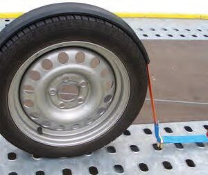 Radsicherungset avec Antirutschband bestehend aus: 1 Druckratsche 300mm, 1 Gurt 35mm eingefädelt, 2700mm lang avec eingenähten Spitzhaken, 1 Spitzhaken freilaufend zul. Belastung Direktzug 1500daN Knott 409674.001