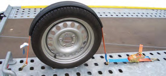 Radsicherungset avec Antirutschband bestehend aus: 1 Druckratsche 300mm, 1 Gurt 35mm eingefädelt, 2700mm lang avec eingenähten Spitzhaken, 1 Spitzhaken freilaufend zul. Belastung Direktzug 1500daN Knott 409674.001